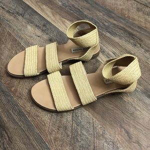 Steve Madden Size 6.5 Beige Effie Flat Sandals